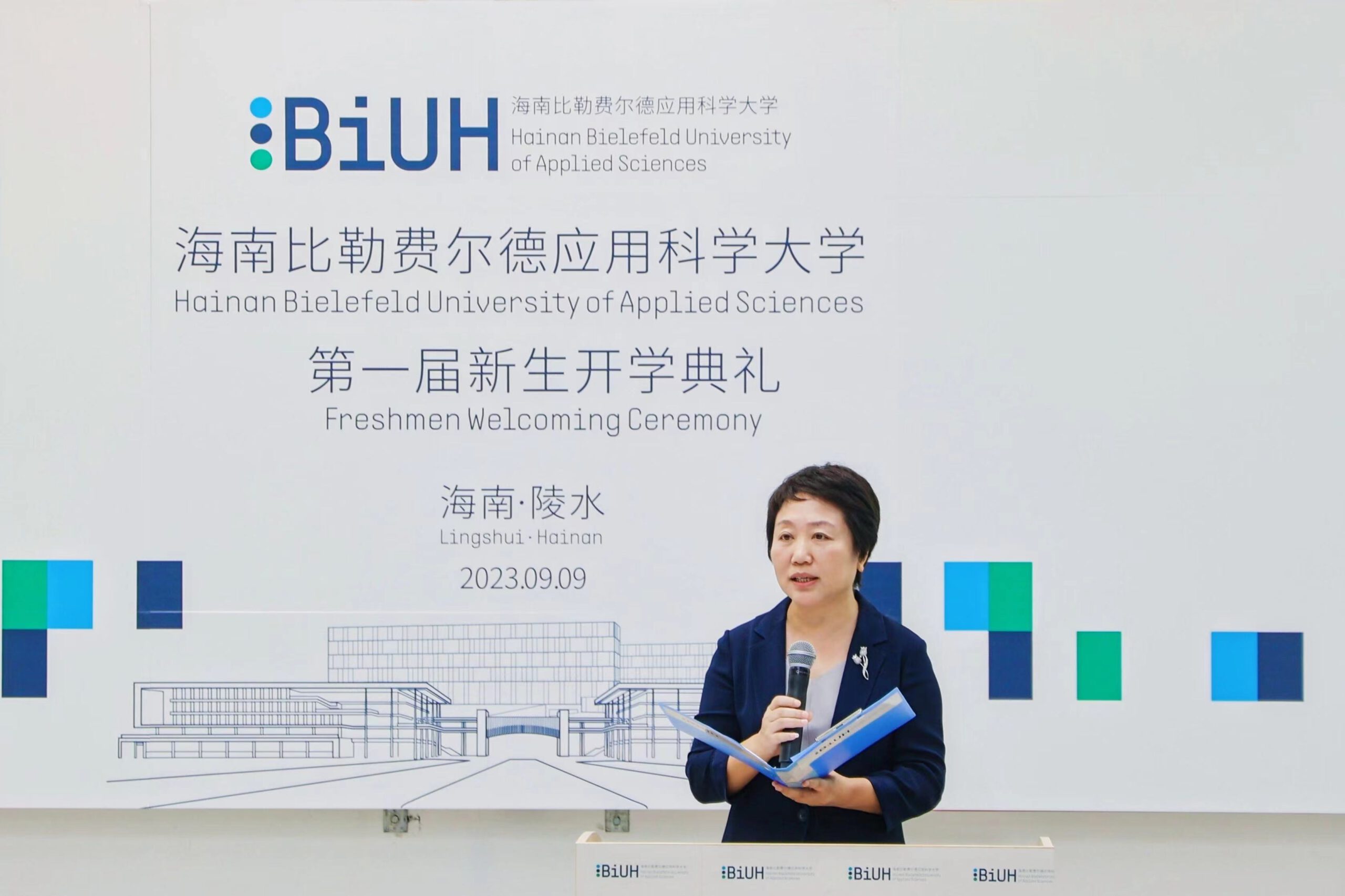 曹献坤书记上台进行致辞